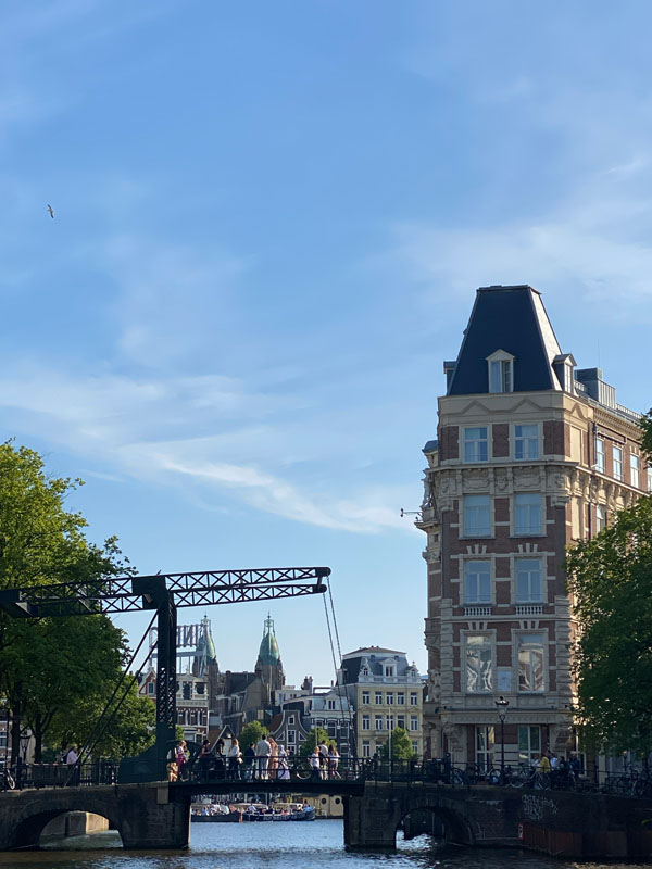 Brücke und Haus vom Boot aus fotografiert in Amsterdam