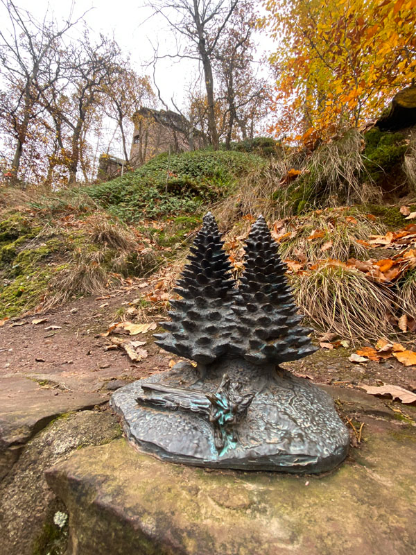 Darstellung zweier Bäume in Kleinformat auf dem Weg zur Wartburg