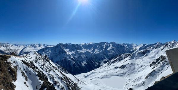 Alpenpanorama mit herzförmigen See