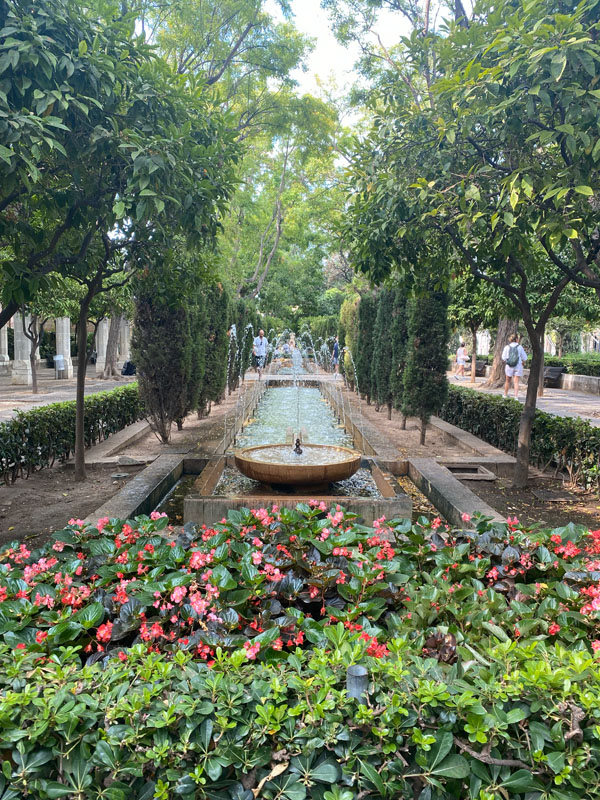 Parkanlage mit Wasserspiel und Bäumen auf Mallorca