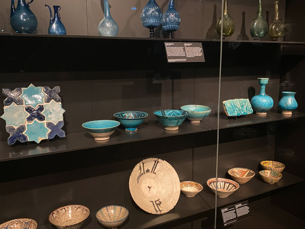 Geschirr in türkistönen im Museum