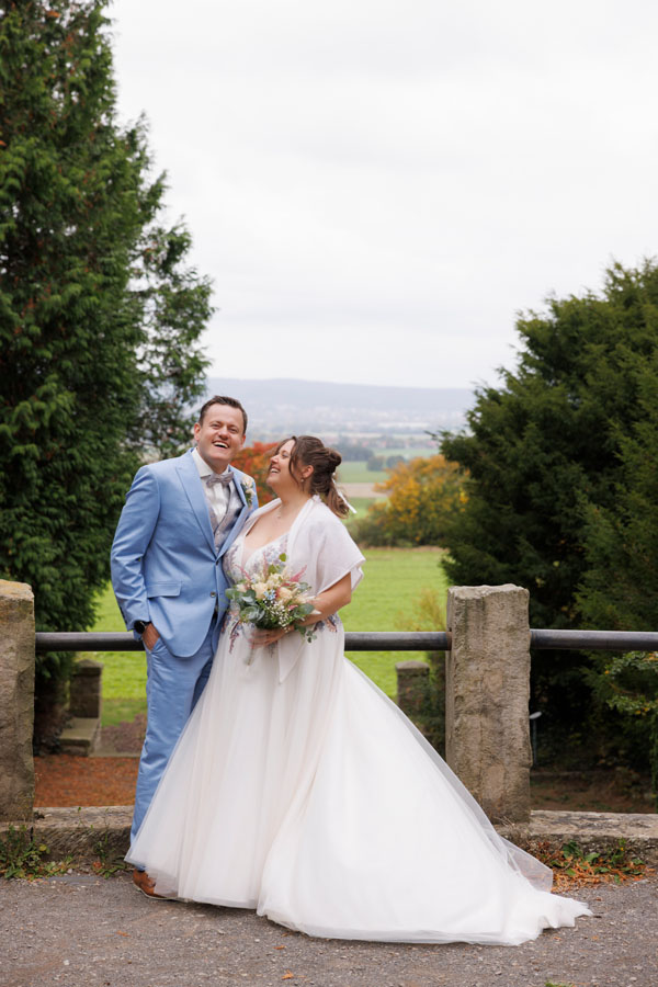 Julia schaut Henning verliebt an