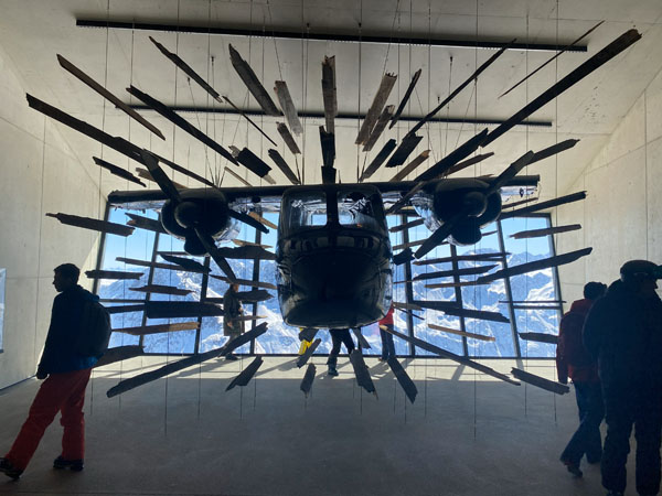 Flugzeugmodel mit Holzsplitter aus dem Film James Bond